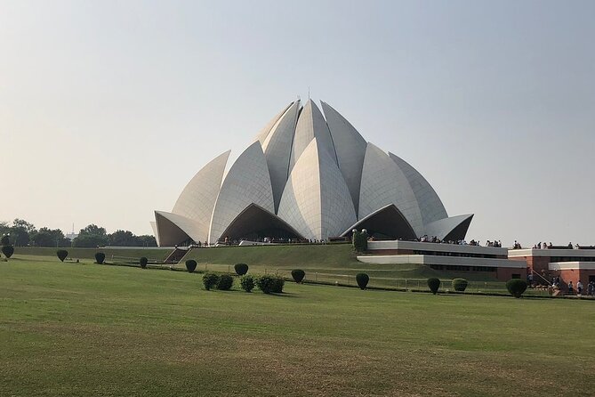 Private Spiritual Tour: Akshardham Temple, Lotus Temple & ISKCON in South Delhi - Lotus Temple, the calm break and how etiquette works
