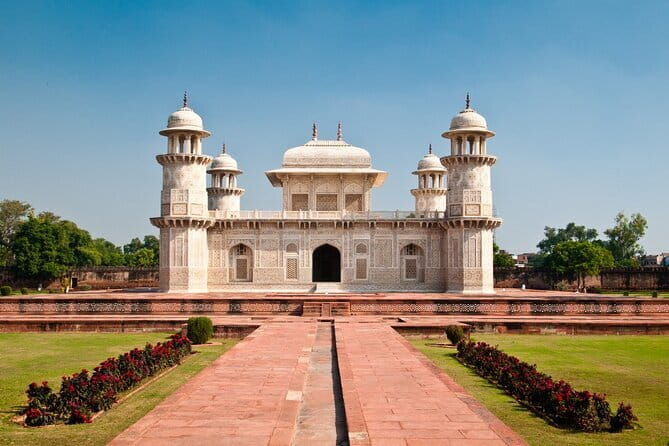 Private Taj Mahal, Agra Fort & Baby Taj Tour from Delhi by Car - Courtyard Agra food break: eat local without guessing