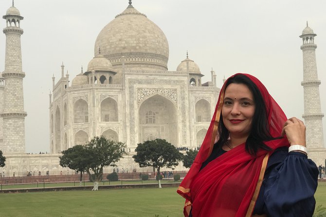 Taj Mahal skip the line luxury tour with guide - Getting around inside using a tuk-tuk or battery car