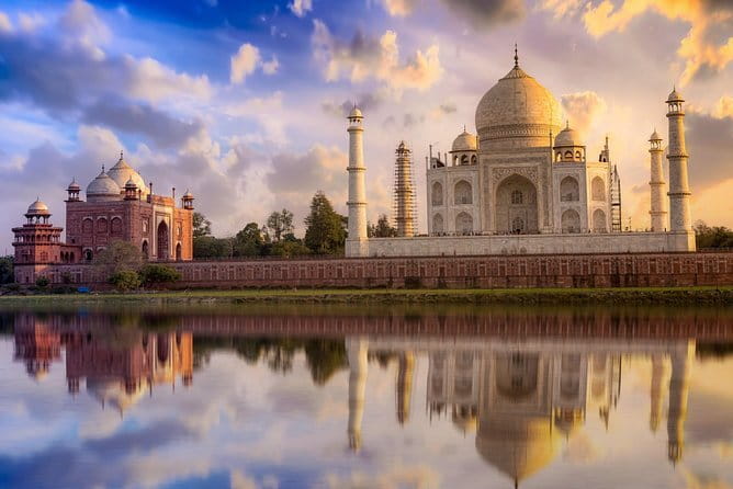Taj Mahal Sunrise Tour with Agra overnight from Delhi - By Car - The people factor: guides make or break Agra