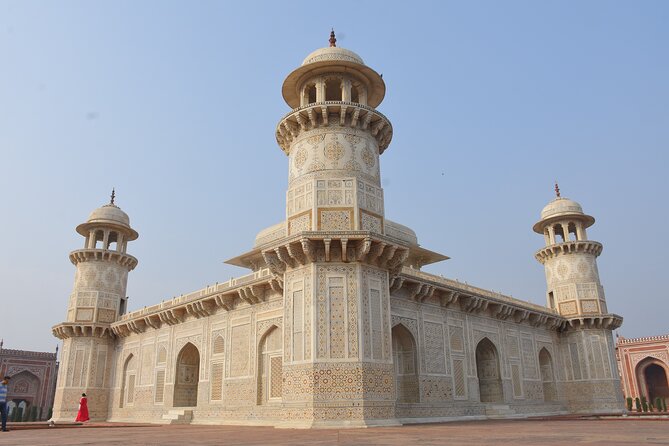 Taj Mahal Tour with High-Speed Train Experience - All Inclusive - Getting your framed Taj Mahal portrait, a souvenir that is ready to go
